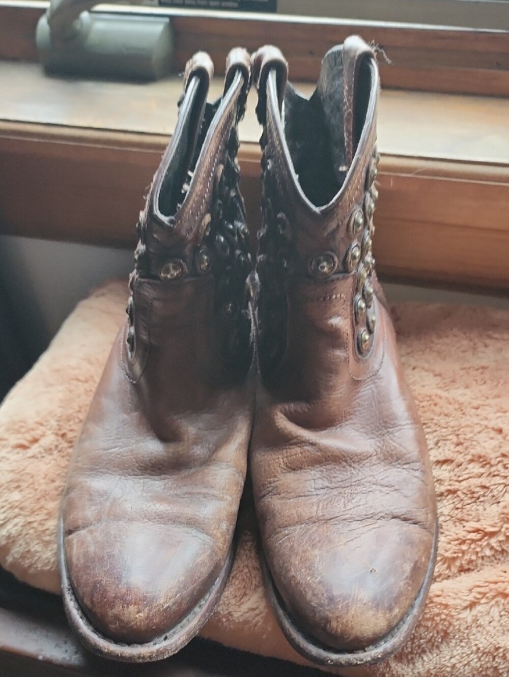 Frye Brown Leather Boot Interior with Branded Pull Tab - Picture 9 of 9